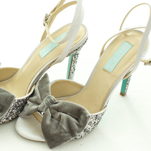 Jilly: Betsy Johnson Glitter & Bowed Heels, Silver Grey - Picture 6 of 14